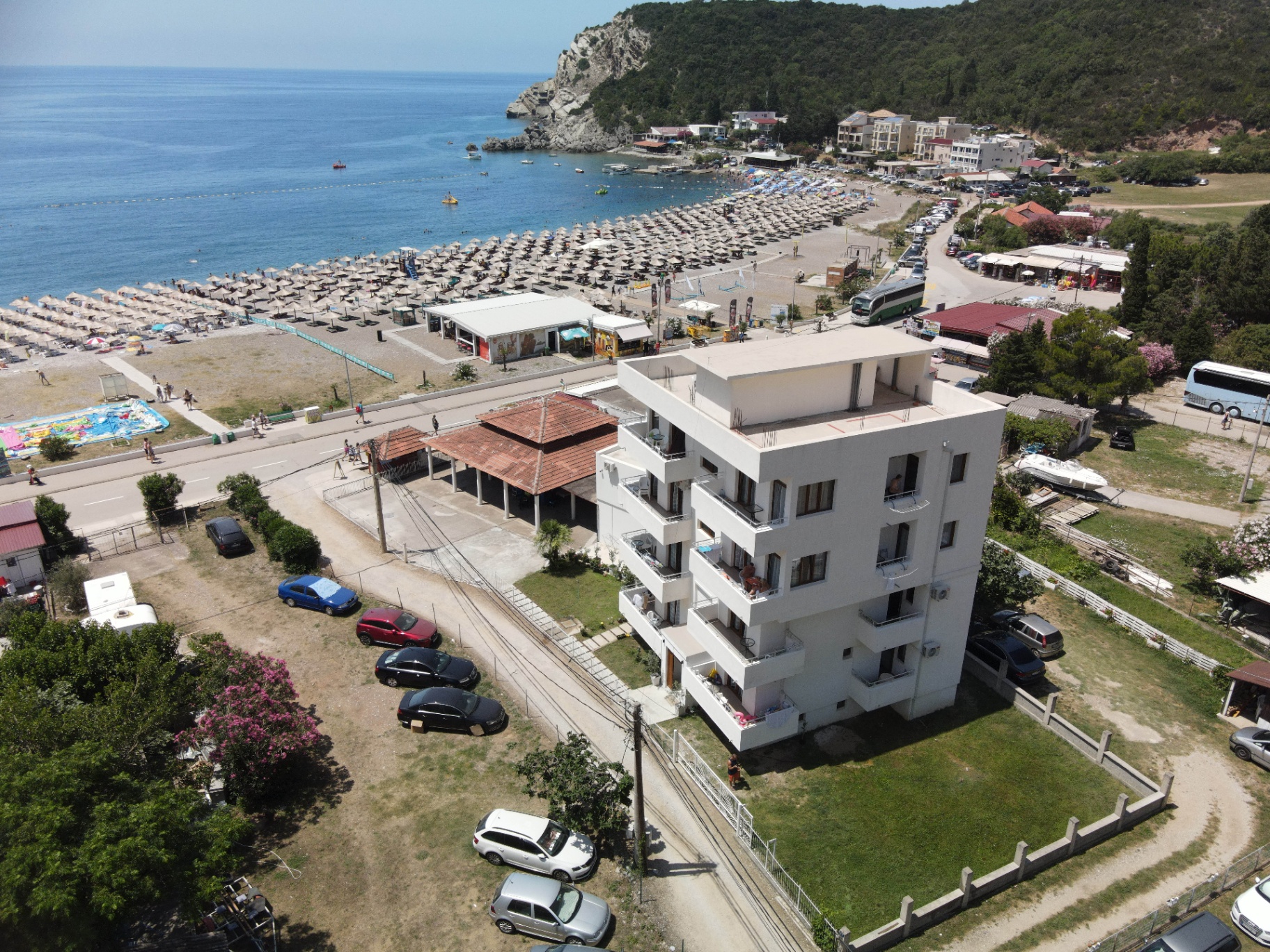Pogled na zgradu i plažu