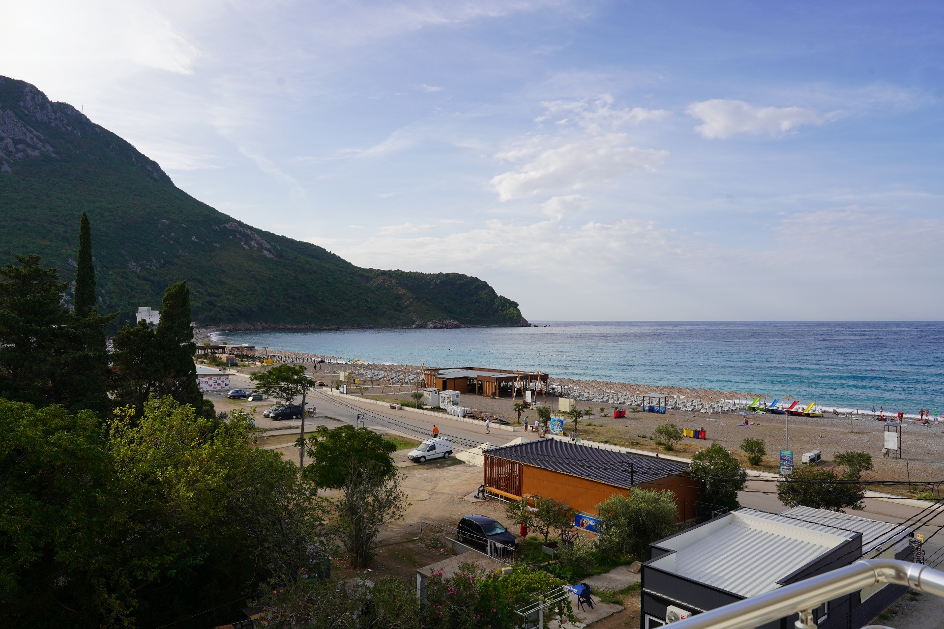 Pogled sa terase na zaliv i planine